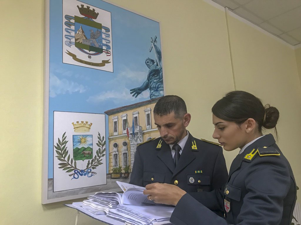 Blitz della GDF: maxi multa da 25mila euro per materiale destinato agli studenti