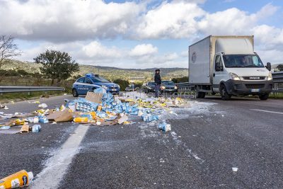 Guerra del latte. Brik di latte confezionato distrutti dai pastori sulla 131 DCN (foto S.Novellu)