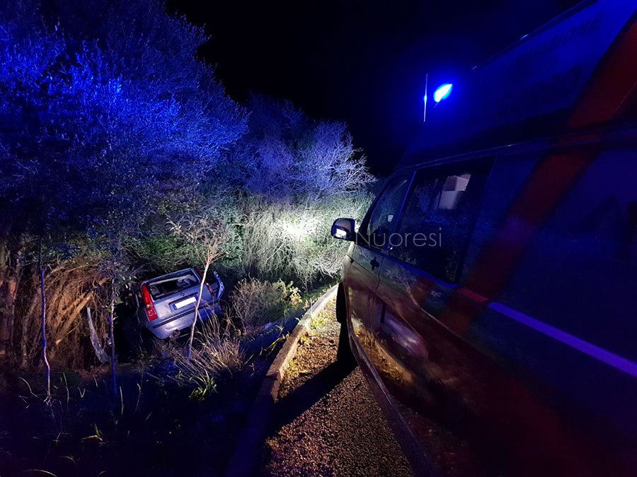 Perdono il controllo dell’auto e volano in una scarpata: feriti quattro giovani