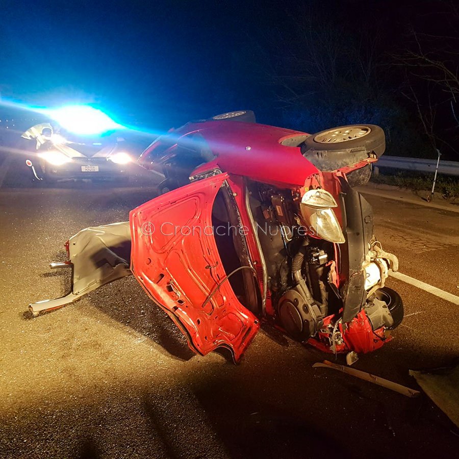 L'utilitaria dopo l'uscita di strada