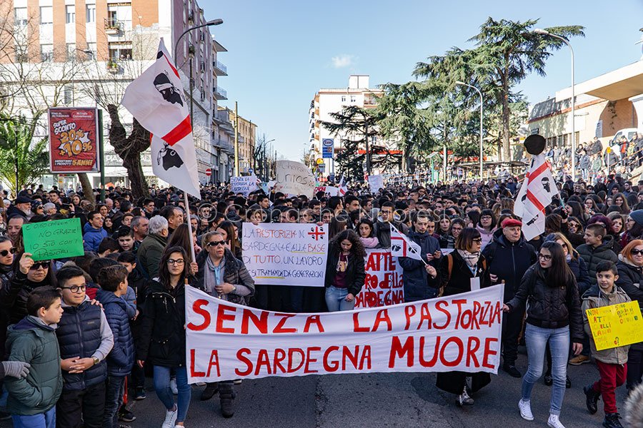 Nuoro, manifestazione di protesta contro il prezzo del latte (© fotNuoro, manifestazione di protesta contro il prezzo del latte (© foto S.Novellu)o S.Novellu)