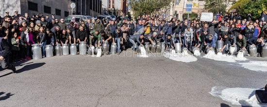 Nuoro, manifestazione di protesta contro il prezzo del latte (© foto S.Novellu)
