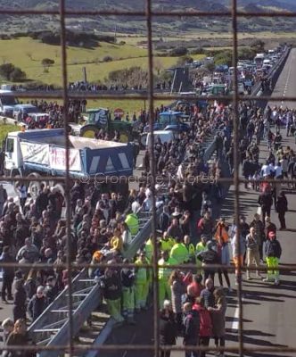 Protesta dei pastori per il prezzo del latte a Sologo (foto Giobbe)