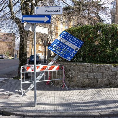 Nuoro. Cartello abbattuto in via Piemonte (foto Cronache Nuoresi)