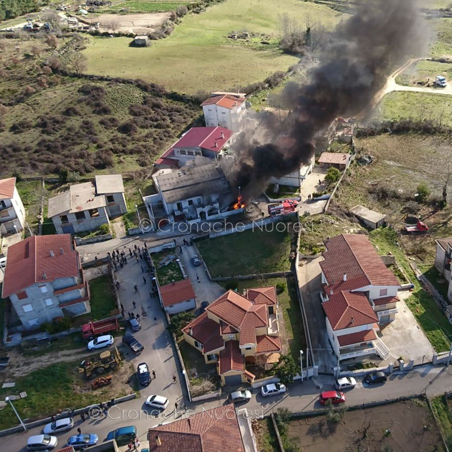 Sarule. A fuoco l’officina di un gommista: paura per l’abitazione soprastante – VIDEO
