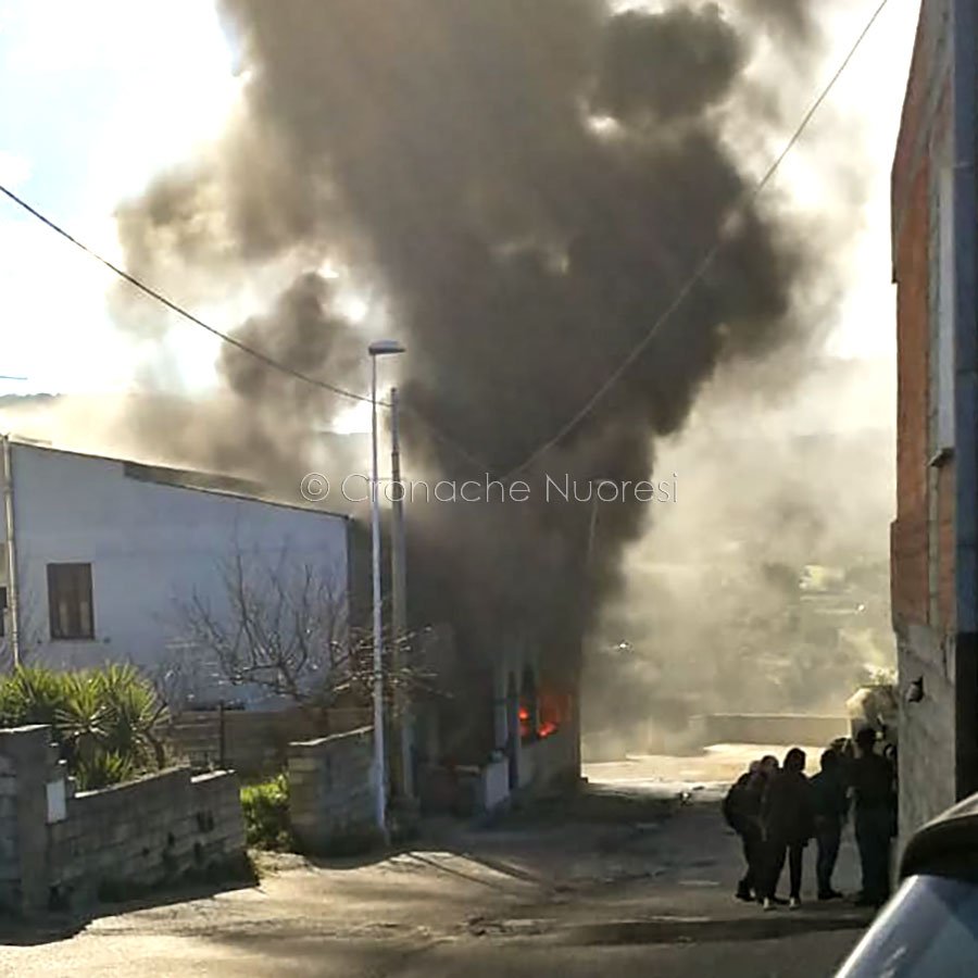 Sarule, incendio in un'abitazione (foto C.Angius)