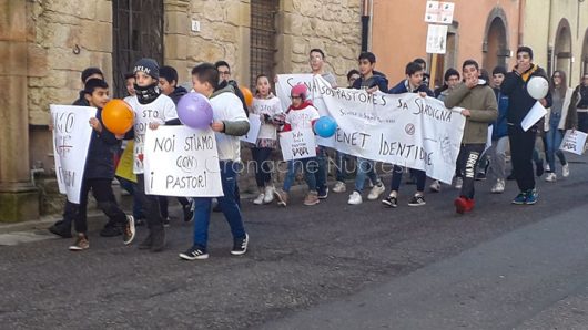 Scano Montiferro, gli studenti delle Scuole medie in sostegno ai pastori (foto F.Novellu)