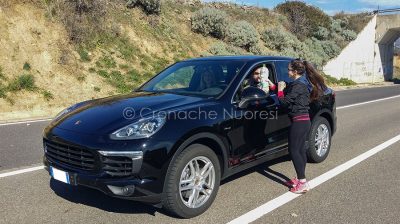 Silanus, latte donato agli automobilisti (foto S.Novellu)