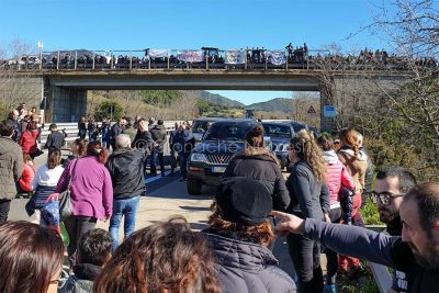 Protesta dei pastori per il prezzo del latte al bivio per Sologo (foto Dessena)