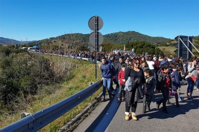 Protesta dei pastori per il prezzo del latte al bivio per Sologo (foto Dessena)