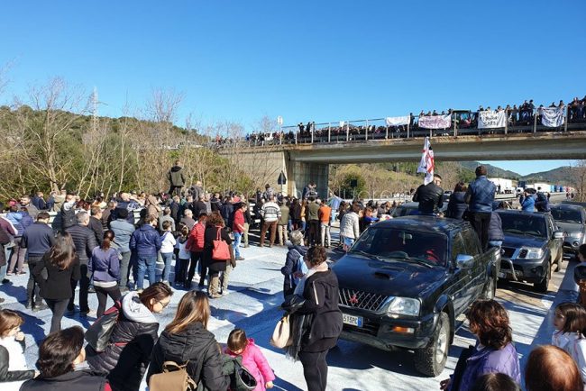 Protesta dei pastori per il prezzo del latte al bivio per Sologo (foto Dessena)