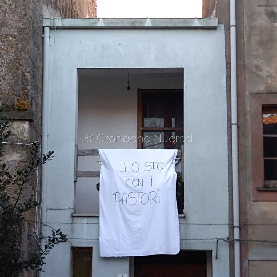 Striscione di solidarietà ai pastori a Scano Montiferro (foto Manca)