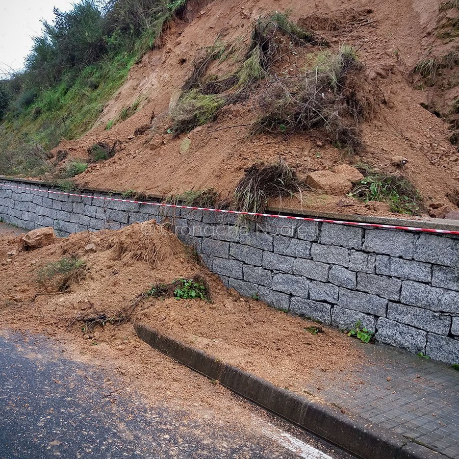 Frana alle porte di Nuoro: traffico deviato in entrata alla città