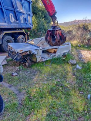 Una carcassa d'auto rimossa dal Comune