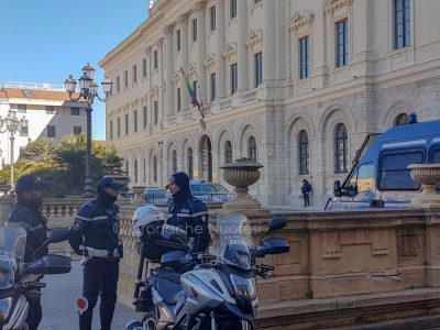 La Prefettura di Sassari presidiata dalla Polizia