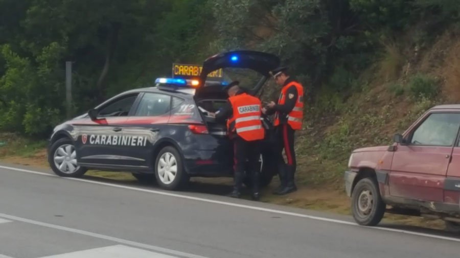 35enne sorpreso in auto con un coltello: denunciato