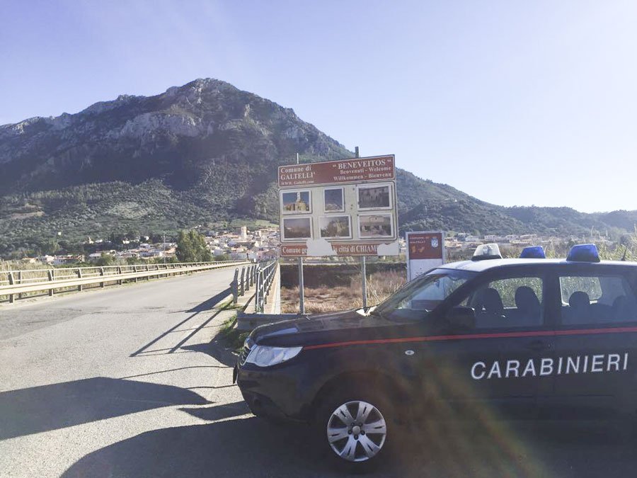 Minaccia con una roncola il suo rivale in amore: scattano le manette per un 30enne