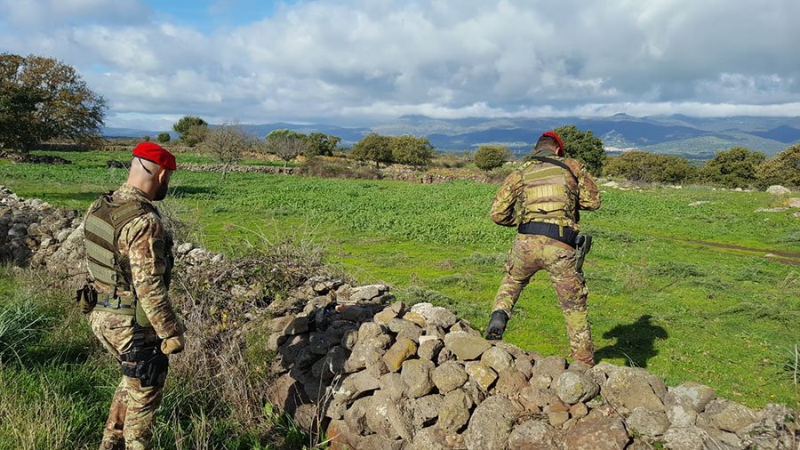 Assalti alle cisterne. Fucile clandestino nell’ovile: 30enne in manette