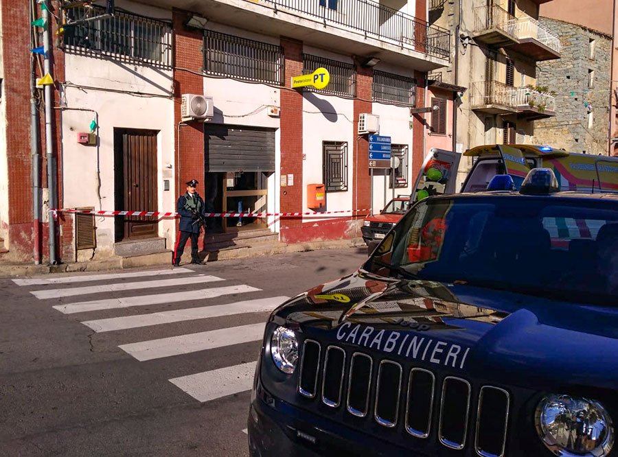 Armato e mascherato tenta il colpo alle Poste: ma scatta l’allarme