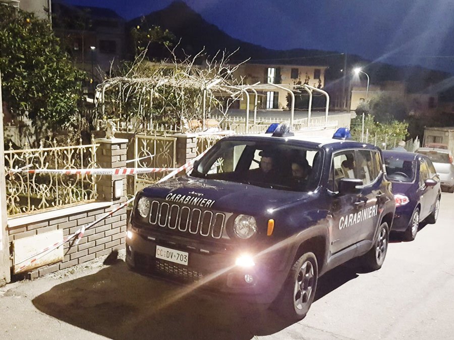 Armi in pugno e maschera in volto tentano di rapinare un anziano