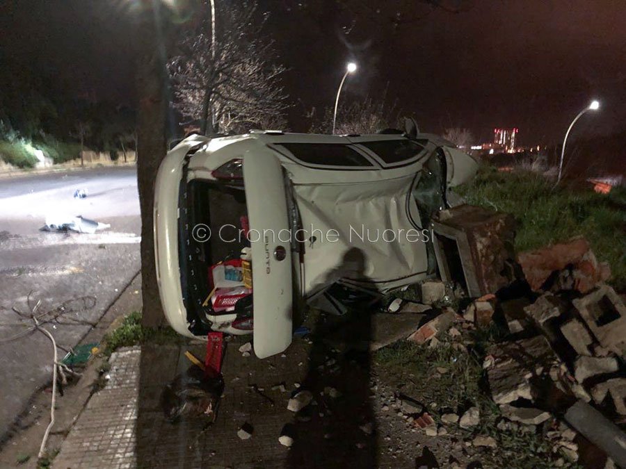 Nuoro. Perdono il controllo dell’auto e si ribaltano contro un palo: feriti due giovanissimi e un cane