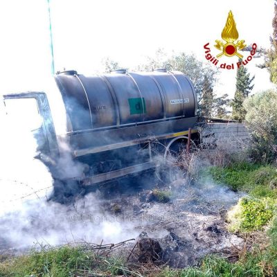 La cisterna data alle fiamme a Igoli