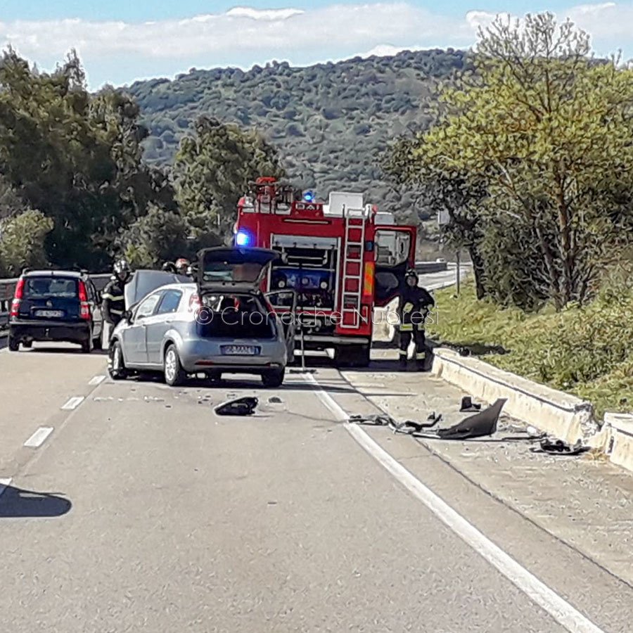 Auto contro camion sulla 131 DCN: ferita una donna