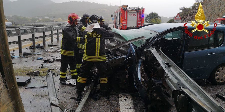 Tragedia sfiorata sulla 131 DCN: illesa dopo lo schianto contro il guard rail