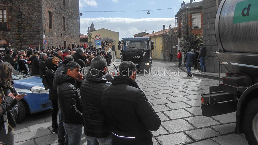 La Sardegna si mobilita a Macomer contro le violenze agli autotrasportatori del latte