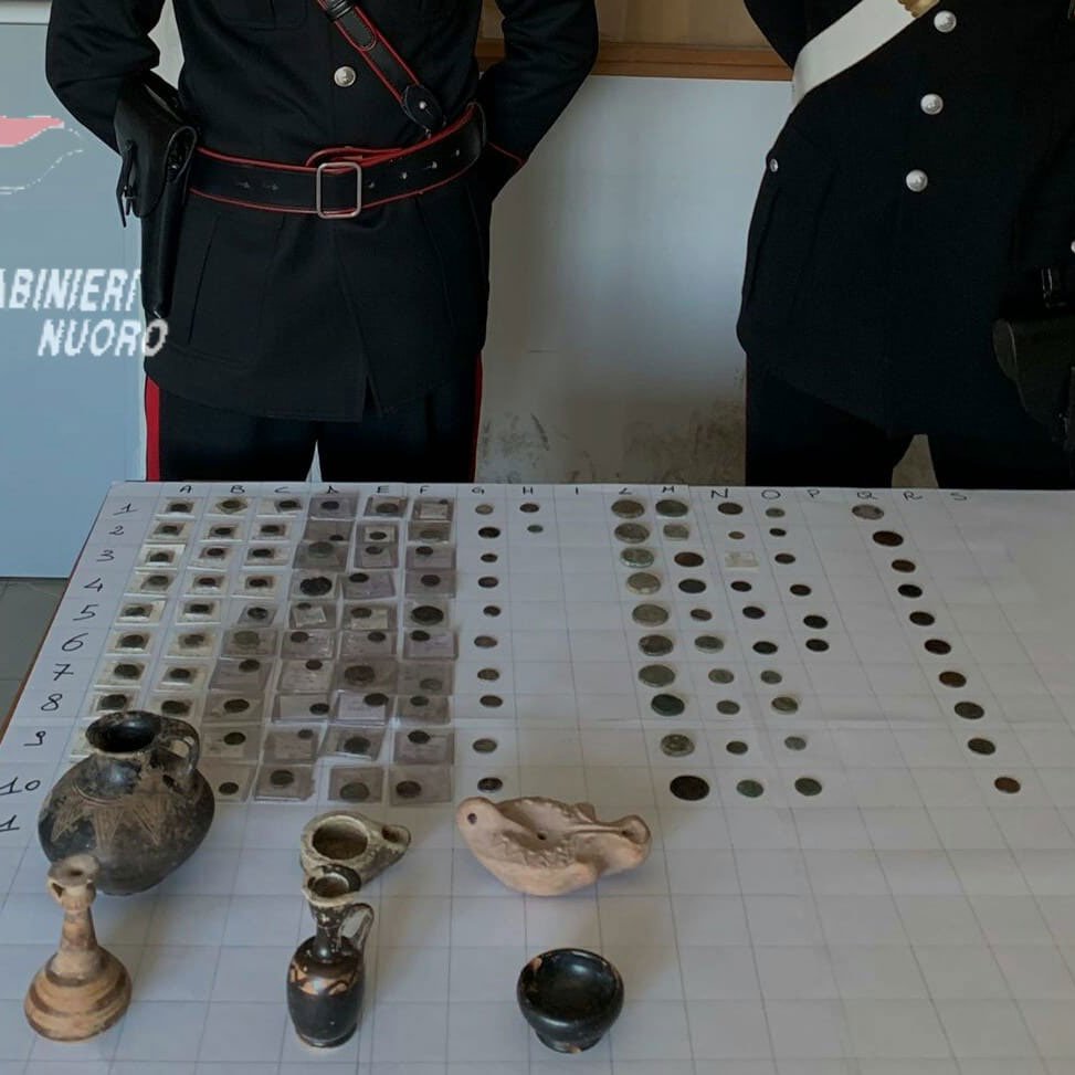 Mamoiada. Monete e anfore illegali: scatta la denuncia per un 70enne