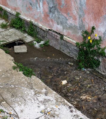 Nuoro, fogne a cielo aperto in via Martiri della Libertà (Foto S.Nov.)