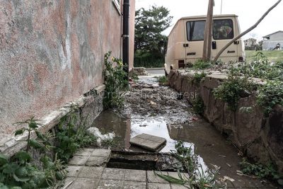 Nuoro, fogne a cielo aperto in via Martiri della Libertà (Foto S.Nov.)