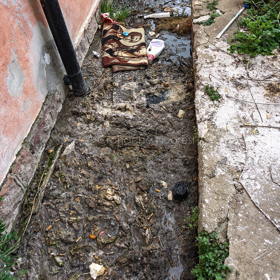 Nuoro, fogne a cielo aperto in via Martiri della Libertà (Foto S.Nov.)