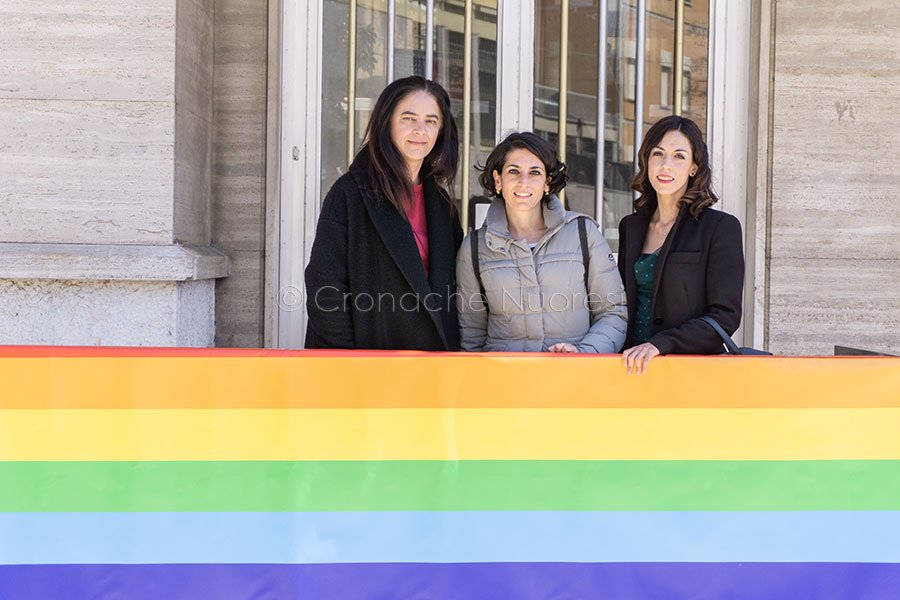 Gli assessori Piras, Romagna e Angheleddu davanti allo striscione pro famiglie Arcobaleno (foto S.Novellu)