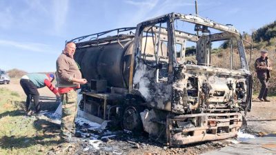 L'autocisterna data alle fiamme nel Saasarese