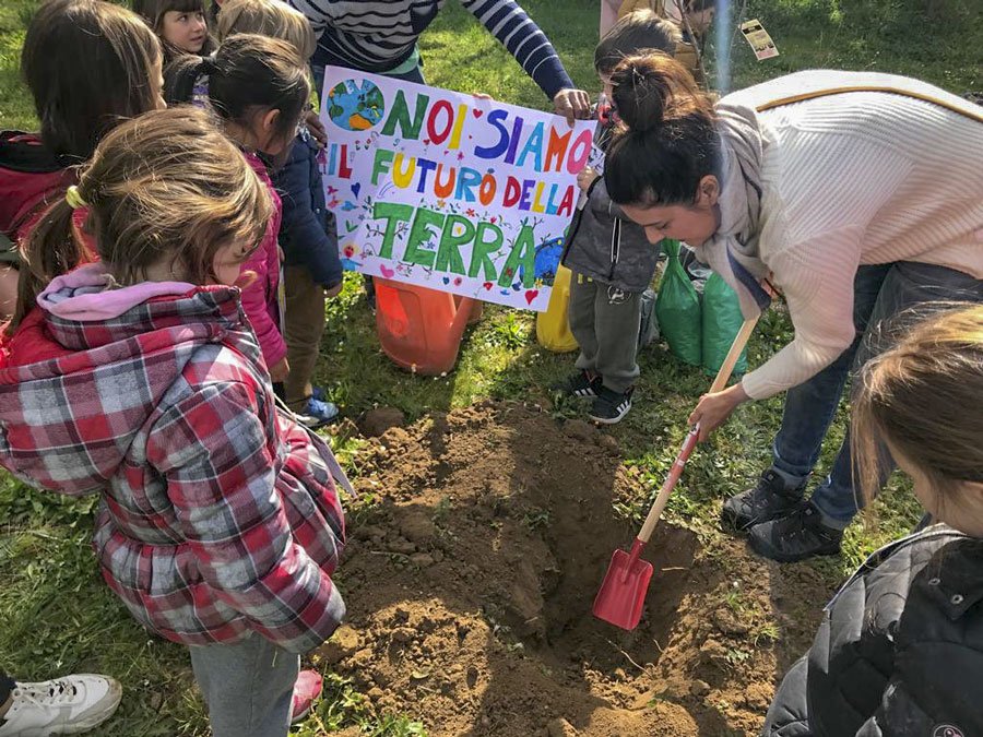 Nuoro. Nel giorno della festa del papà i bimbi hanno piantato 9 alberi