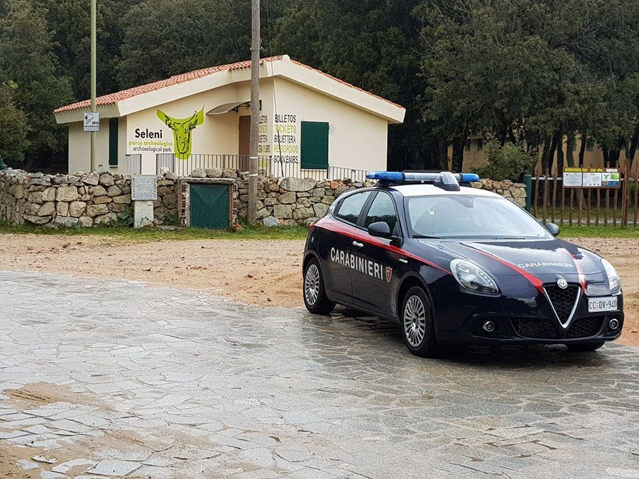 Tombaroli in azione nell’area nuragica di Gennacili, nel bosco di Selene