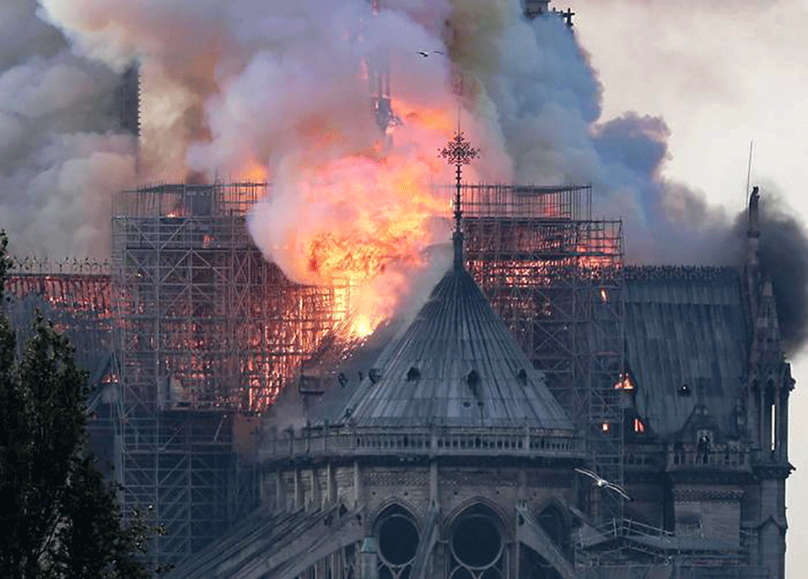 Parigi. Notre Dame brucia da ore: distrutto il tetto e la guglia