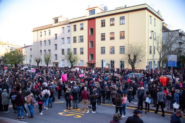 Nuoro. Manifestazione di rabbia contro l'uccisione di Romina Meloni (foto S.Novellu)