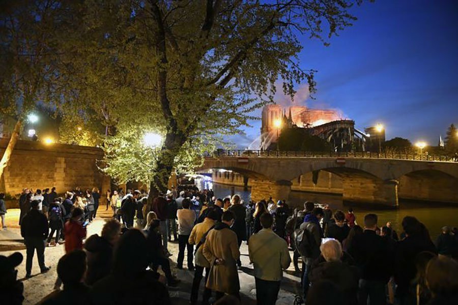 Parigi. La cattedrale di Notre Dame divorata dalle fiamme