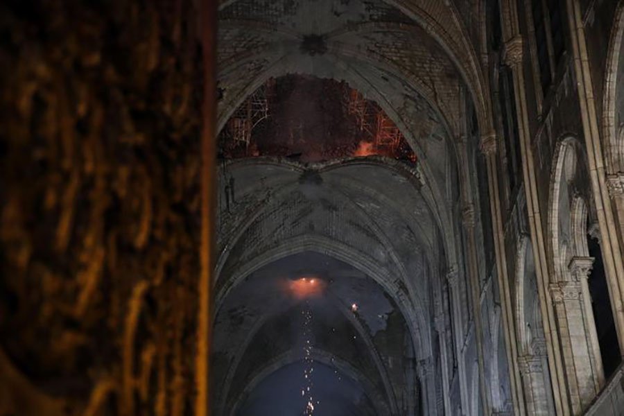 La struttura di Notre-Dame, il capolavoro gotico devastato da un incendio, è salva, così come parte dei suoi tesori