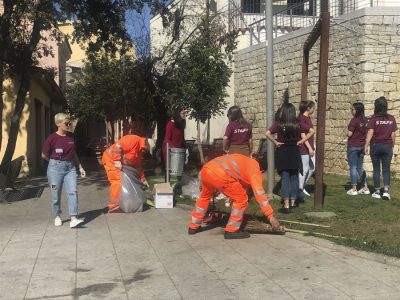 Gli studenti ripuliscono la piazza Su Connottu