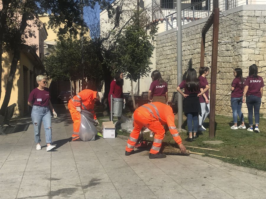 Nuoro. Gli studenti ripuliscono piazza Su Connottu dopo la notte brava dei vandali