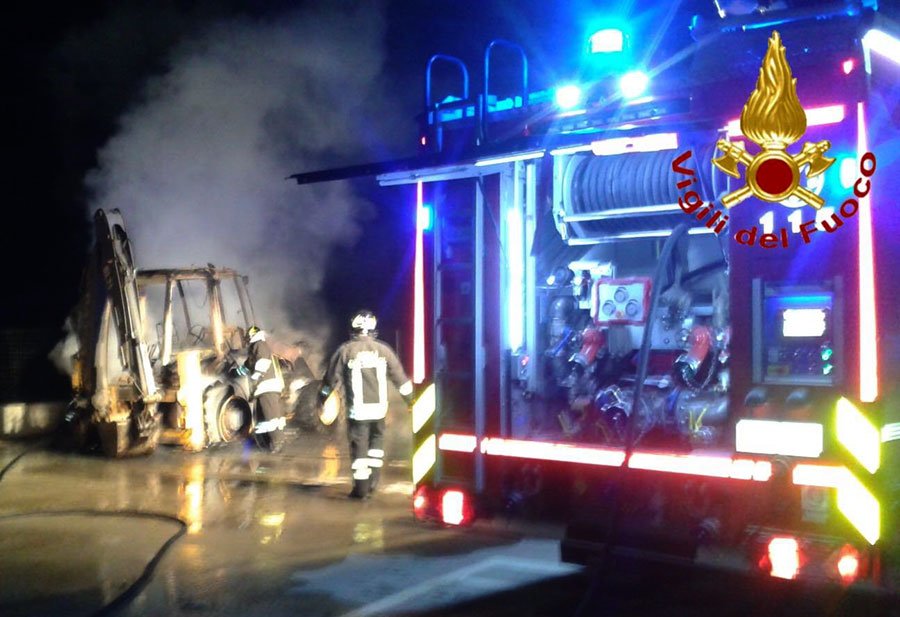 Attentato incendiario nella notte: distrutto un escavatore