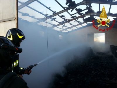 Vigili del fuoco sul luogo dell'incendio a Orroli