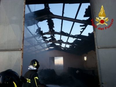 Vigili del fuoco sul luogo dell'incendio a Orroli
