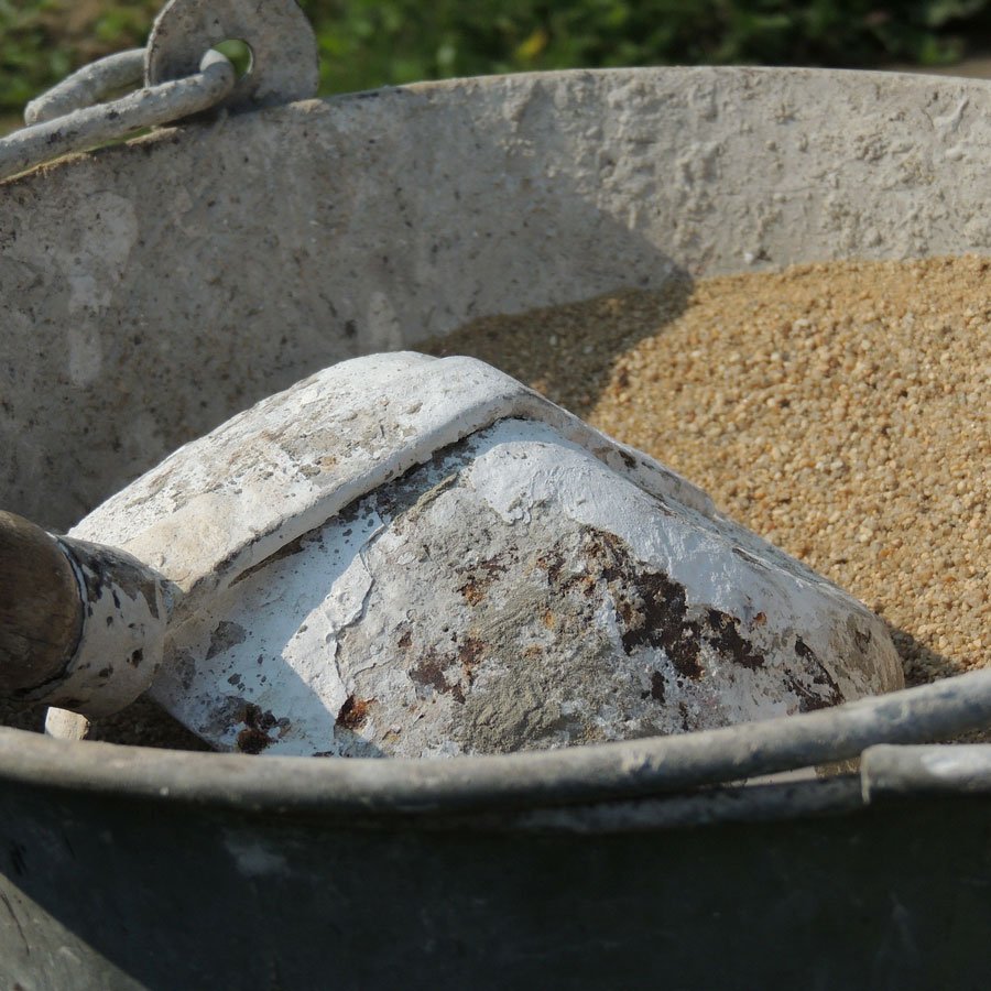 Sorpresi a sversare recipienti di sabbia e cemento: sanzione da  1.800 euro per tre operai