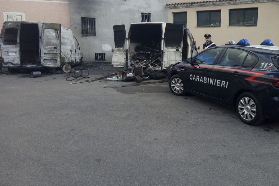 Torpè. Paura nella notte: furgoni devastati dalle fiamme