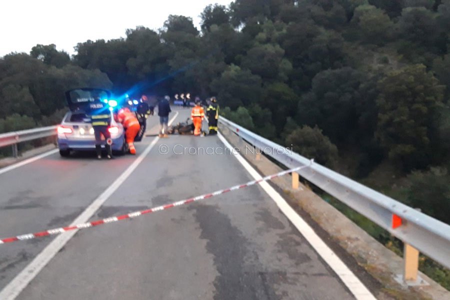 Tragedia sulla 125: morto il centauro precipitato nella scarpata sotto gli occhi del padre