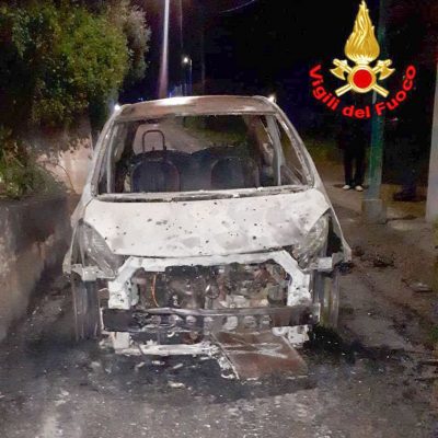 L'auto data alle fiamme